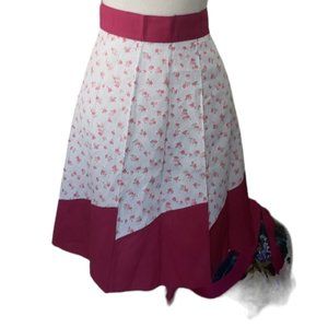 CT686 Vintage Red & White Floral Apron Petite